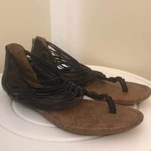 BLACK STRING SANDALS